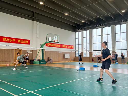 上海ag真人平台官方集团成功举办2023年重固镇职工羽毛球比赛(图3)