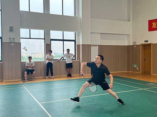 上海ag真人平台官方集团成功举办2023年重固镇职工羽毛球比赛(图4)
