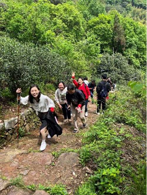 【登山望湖 走进春天】上海ag真人平台官方集团开展2024年山野徒步活动(图3)