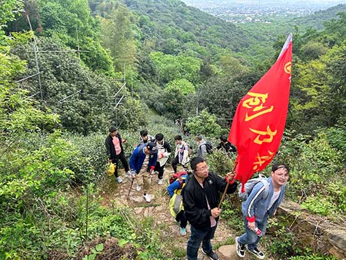 【登山望湖 走进春天】上海ag真人平台官方集团开展2024年山野徒步活动(图5)