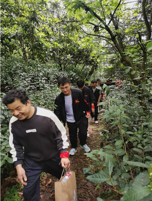 【登山望湖 走进春天】上海ag真人平台官方集团开展2024年山野徒步活动(图2)