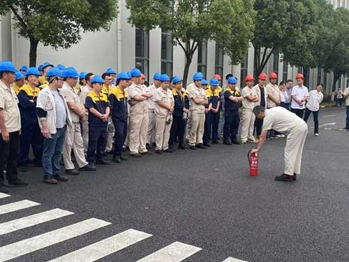“人人讲安全、个个会应急”——上海ag真人平台官方集团开展“安全月”消防演习活动(图2)