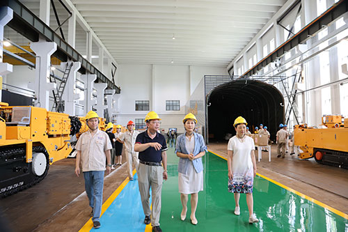夏日送清凉 | 青浦区总工会领导赴上海ag真人平台官方集团开展高温慰问活动(图2)