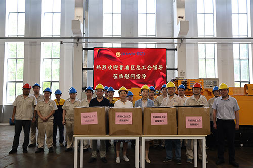 夏日送清凉 | 青浦区总工会领导赴上海ag真人平台官方集团开展高温慰问活动(图1)