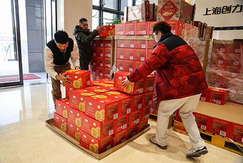  共度美好新春！上海ag真人平台官方集团为全体员工发放年货大礼包(图2)